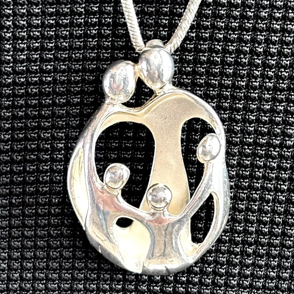 Family of Five Pendant Necklace .925 Sterling Silver Parents & Three Children‎